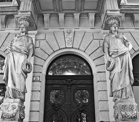 Arquitectura palacios columnas estatuas barrocas Andrássy Út