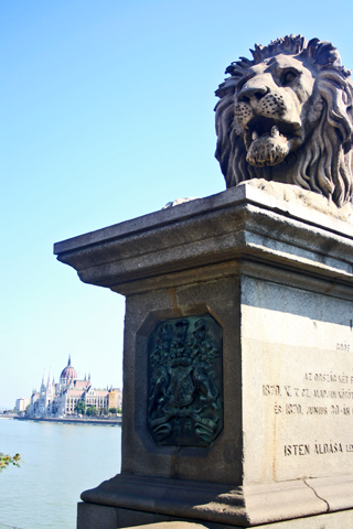 Puente de las Cadenas leones Budapest Danubio