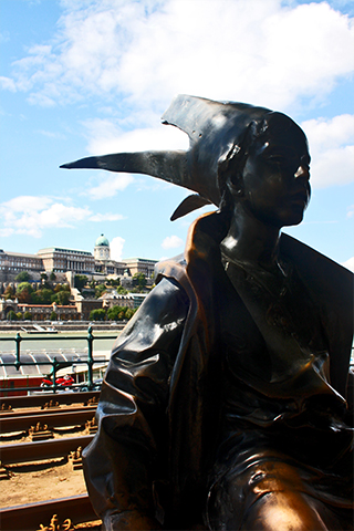 Princesita estatua Danubio Budapest