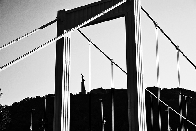 Monumento a la liberación y Puente de Isabel Budapest