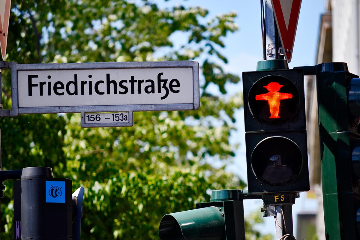 Muñeco rojo Ampelmann semáforo rótulo calle Friedrichstrase Berlín Alemania