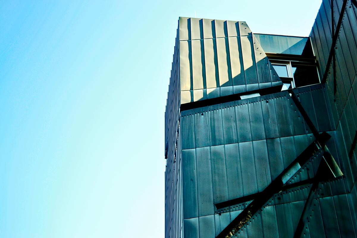 Cruce de líneas y atrocidades en el Museo Judío de Berlín Líneas arquitectura fachada metálica Museo Judío Berlín Alemania