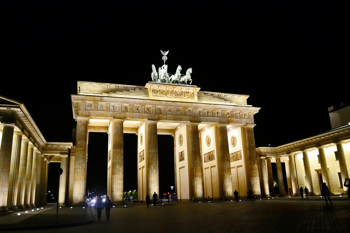 Puerta Brandeburgo iluminada noche Berlín Alemania