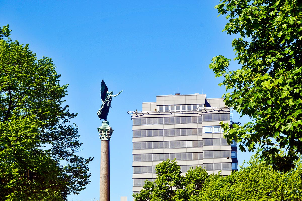 Columna escultura ángel pidiendo plaza Berlín Alemania
