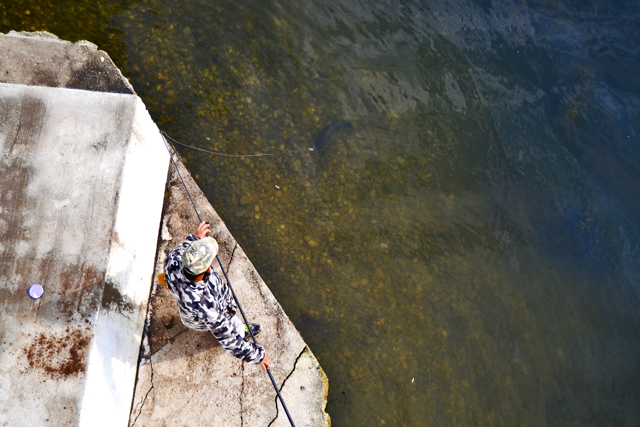 Pescador traje militar lago Snagov Bucarest Rumanía