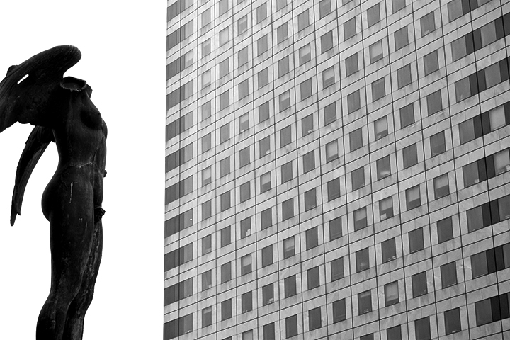 Ángel alas mirando rascacielos La Défense Paris blanco y negro
