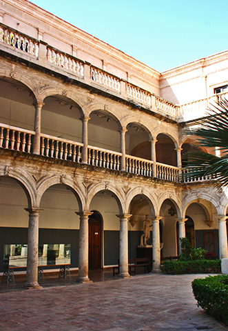 Interior claustro convento Santo Domingo Almería