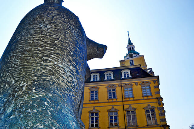 Escultura oso piedra fachada lateral amarilla Palacio Oldenburg Alemania