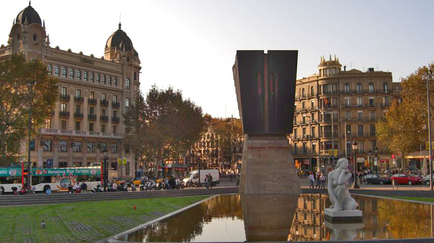 Reflejos fuente escultura Plaza Catalunya centro histórico Barcelona