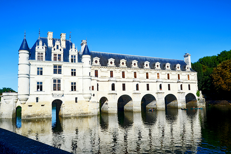 Panorámica lateral reflejo río Cher Castillo Chenonceau