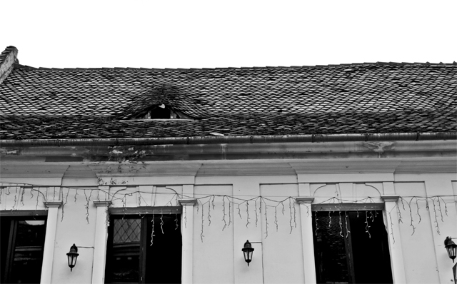 Ojos tejados casas Brasov Rumanía blanco y negro