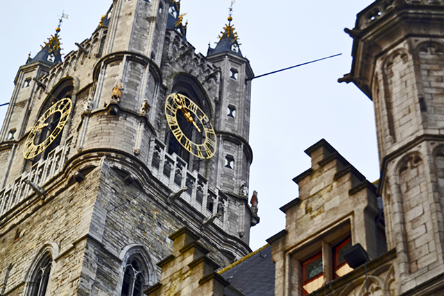 Torre gótica reloj Iglesia San Nicolás Gante Bélgica