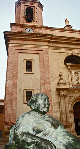 Escultura mujer gorda fachada Iglesia San Sebastián Almería