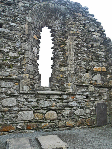 Ventana fachada iglesia St Mary Glendalough Condado Wicklow Irlanda