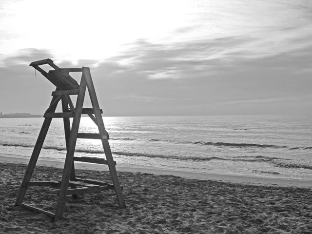 Silla madera socorrista orilla playa Postiguet blanco y negro