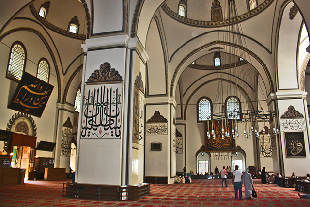 Panorámica rezo interior mezquita verde Bursa