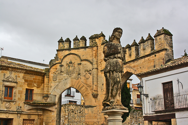 Escultura restos muralla entradas Plaza del Popolo Baeza