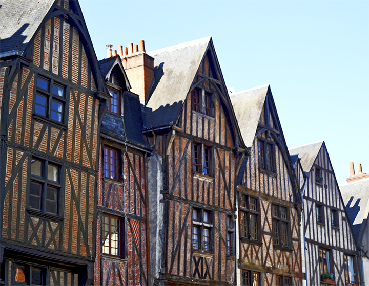 Fachadas casas medievales tradicionales Plaza Plumerau centro histórico Tours