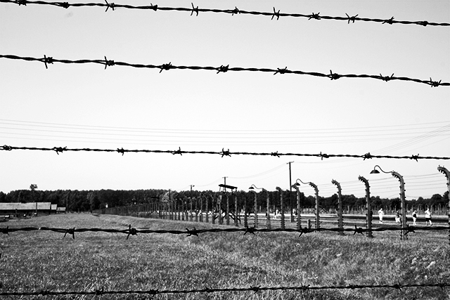 Valla campo concentración Auschwitz Birkenau blanco y negro