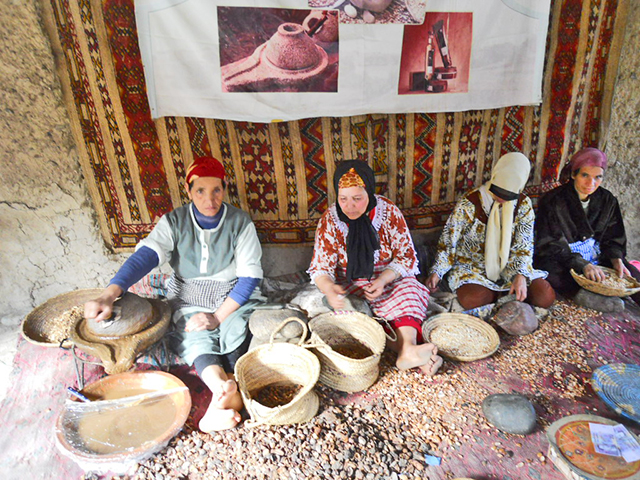 Mujeres bereberes fabricación manual aceite Argan Valle Ourika Marruecos