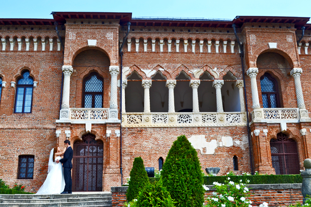 Novios boda posado palacio Mogosoaia Rumanía