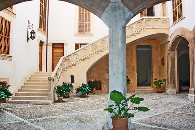 Patio interior plantas Casa Catlar centro histórico Palma Mallorca