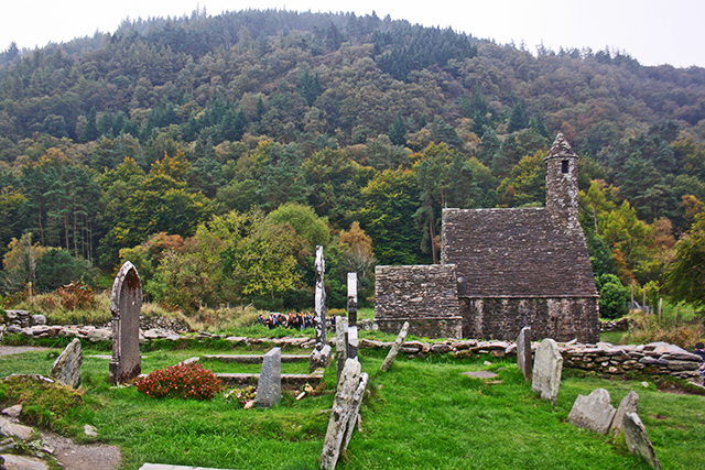 Restos poblado celta bosques Glendalough Irlanda
