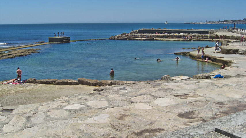 Playa rocas bañistas costa Estoril Lisboa Cascais