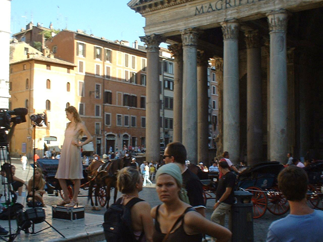 Sesión publicidad fotos modelo Panteón turistas Roma