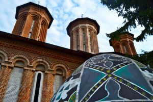 Huevo fachada torres ladrillo ventanas Monasterio Snagov Rumanía