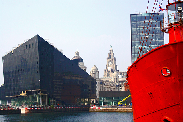 Museo de Liverpool y barco rojo Albert Dock