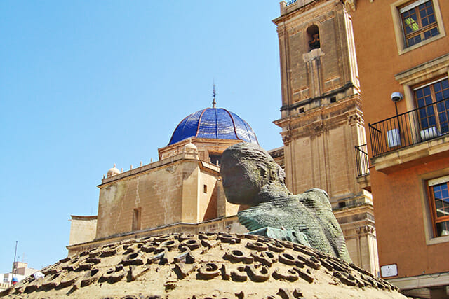Escultura mujer Basílica Santa María Elche