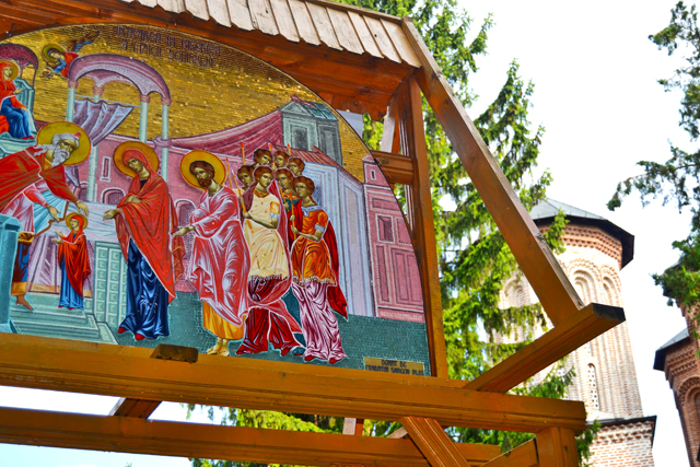 Mosaico color madera entrada Monasterio Snagov Rumanía