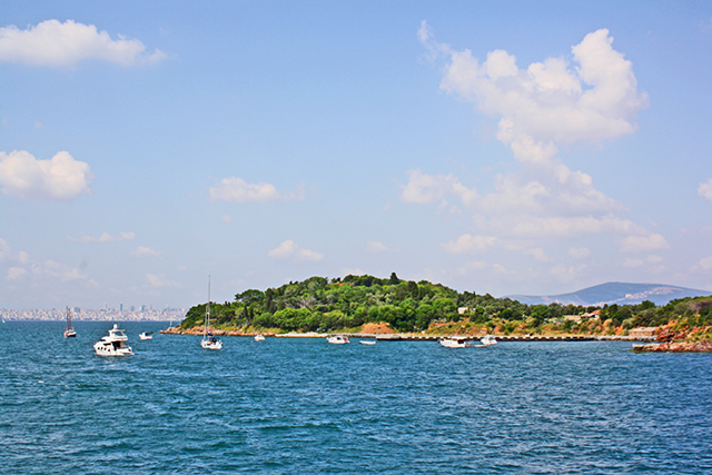 Vistas mar de mármara barcos aguas Buyukada Turquía