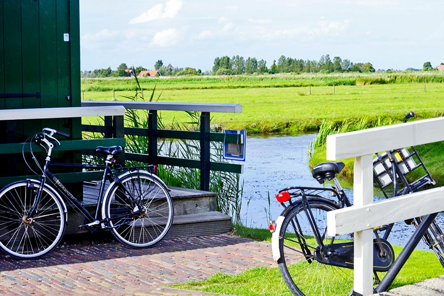 Bicicletas césped Zaanse Schans