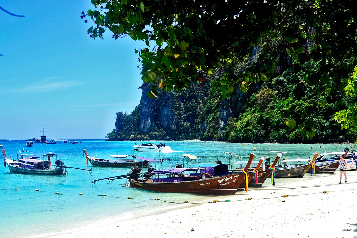 Long tail boat playas Islas Phi Phi Tailandia