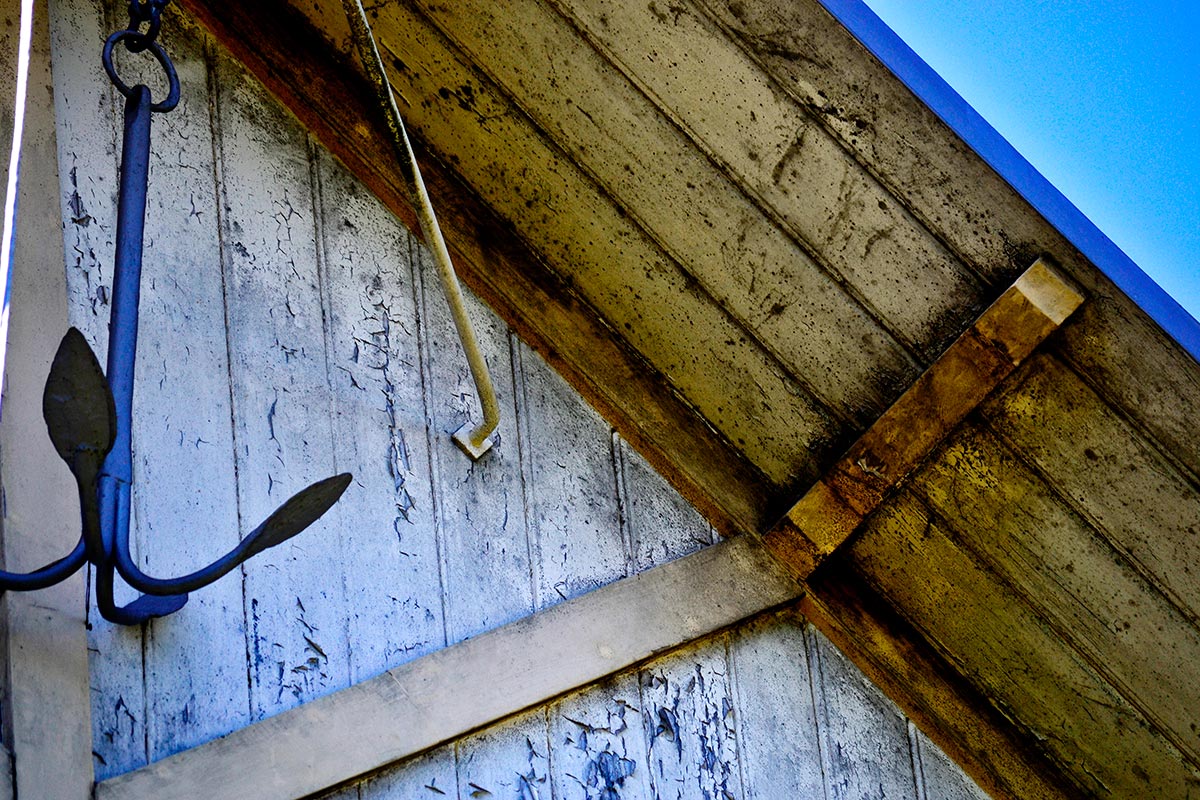 Ancla colgando fachada tejado madera casa Vaxholm
