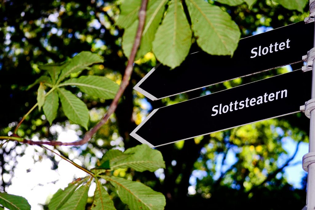 Señal palacio jardín plantas árboles Drottningholm Suecia