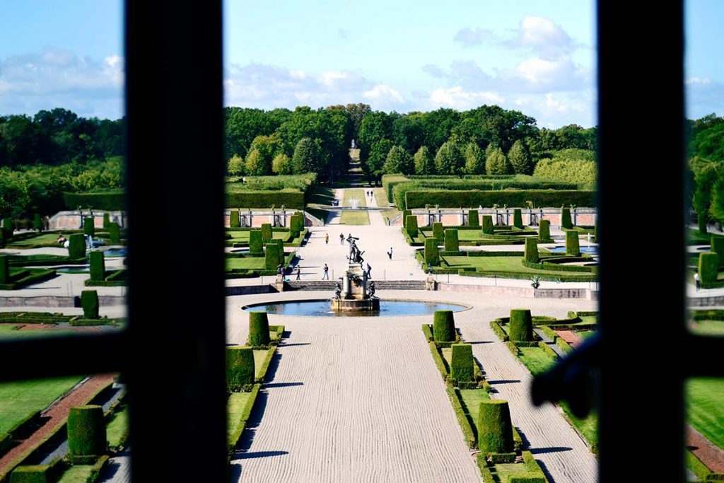 Ventana jardín barroco escultura Hércules Palacio Real Drottningholm Suecia