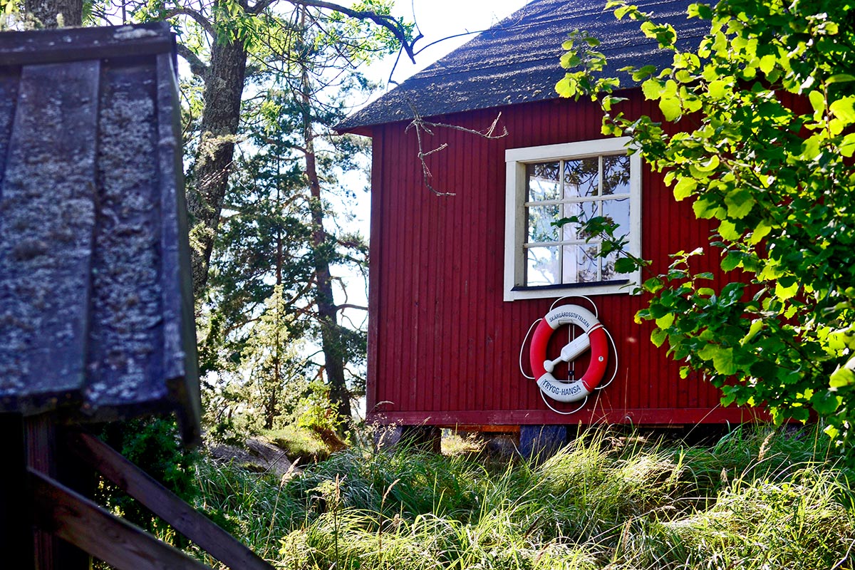 Típica casa madera roja flotador parque natural Grinda Suecia