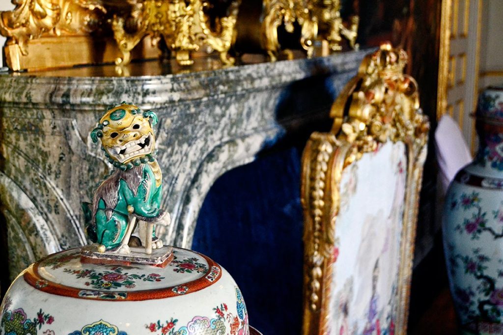 Detalle dragón porcelana china salones interiores Pabellón chino Palacio real Drottningholm Suecia
