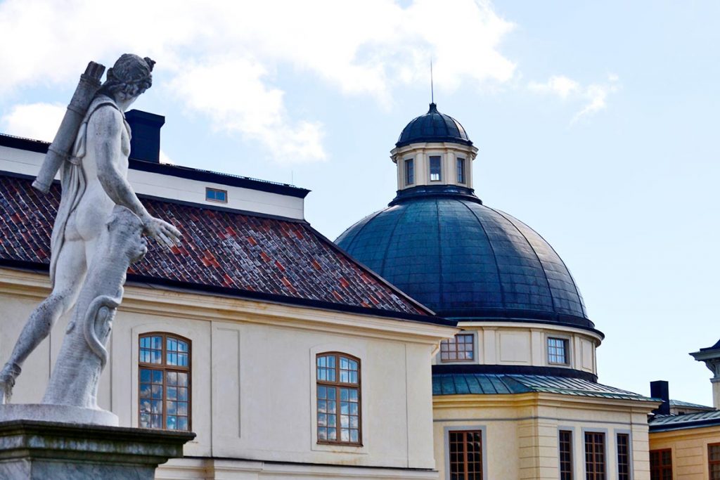 Escultura mitológica mirando cúpula Palacio Real Drottningholm Suecia