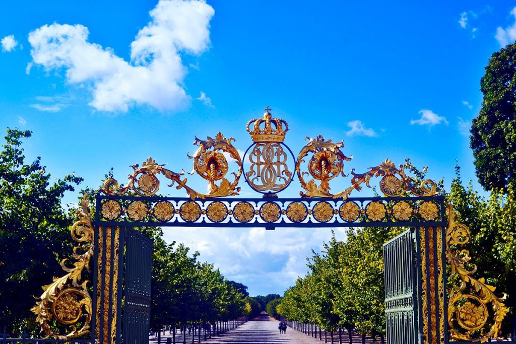 Puerta principal decoración oro corona real entrada jardines Palacio Drottningholm Suecia