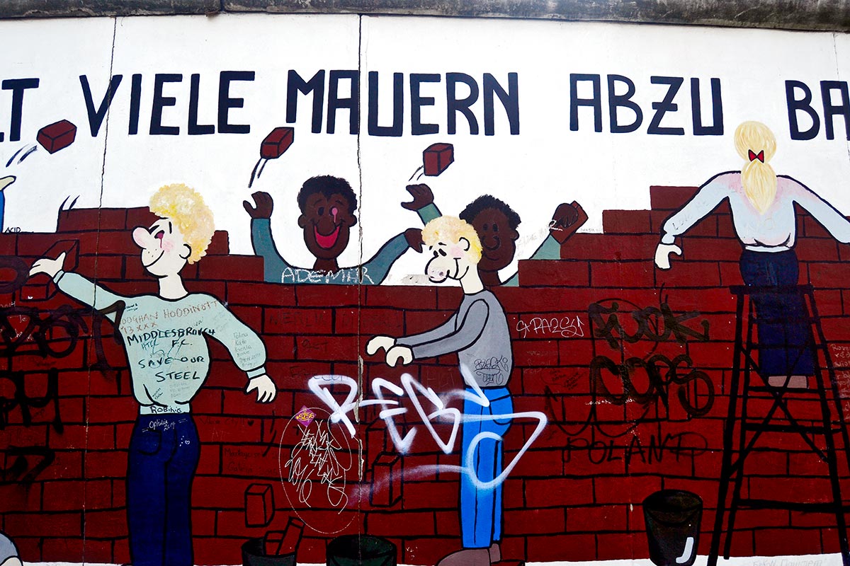 Mural graffiti Es válido demoler abajo varios muros East Side Gallery Mural graffiti Es válido demoler abajo varios muros East Side Gallery