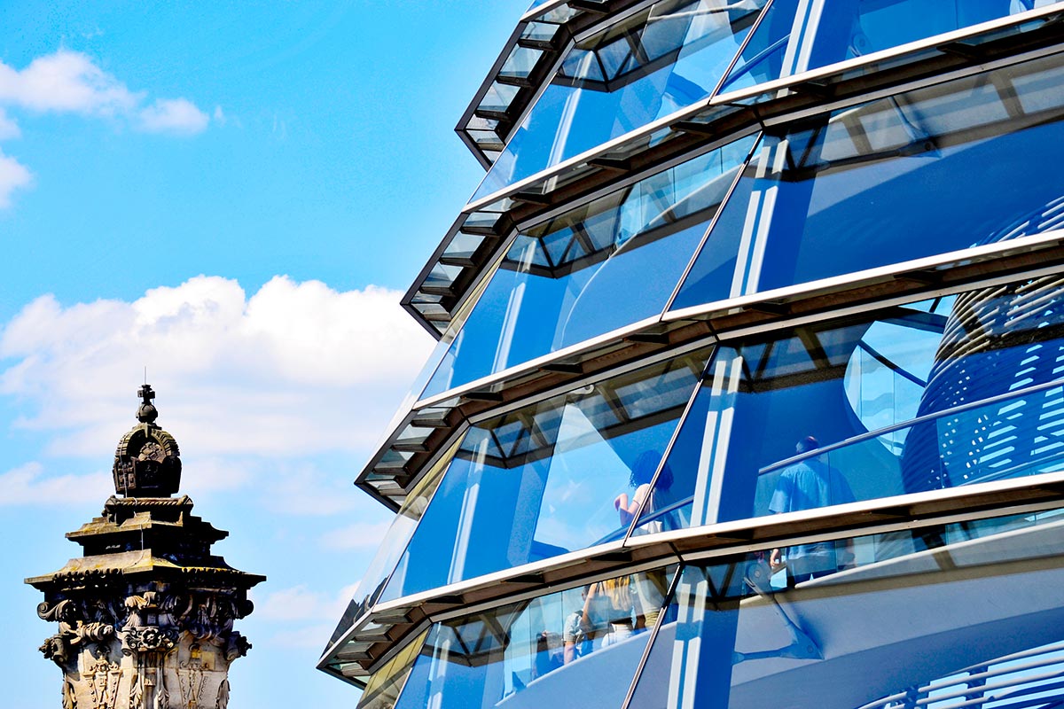 La espiral de la democracia germana por Norman Foster Visitante cúpula esfera cristal Norman Foster Reichstag Berlín