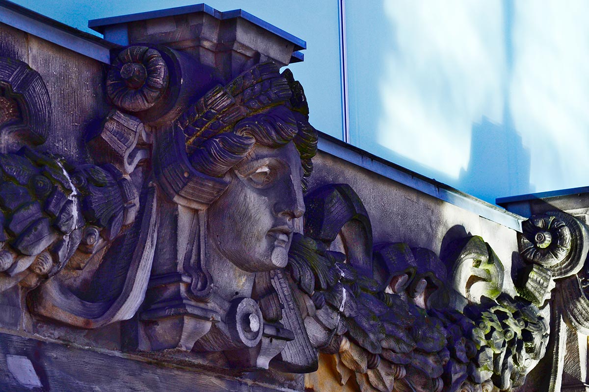 Rostros esculturas friso edificios Unter den Linden Berlín Miradas perdidas en Unter den Linden