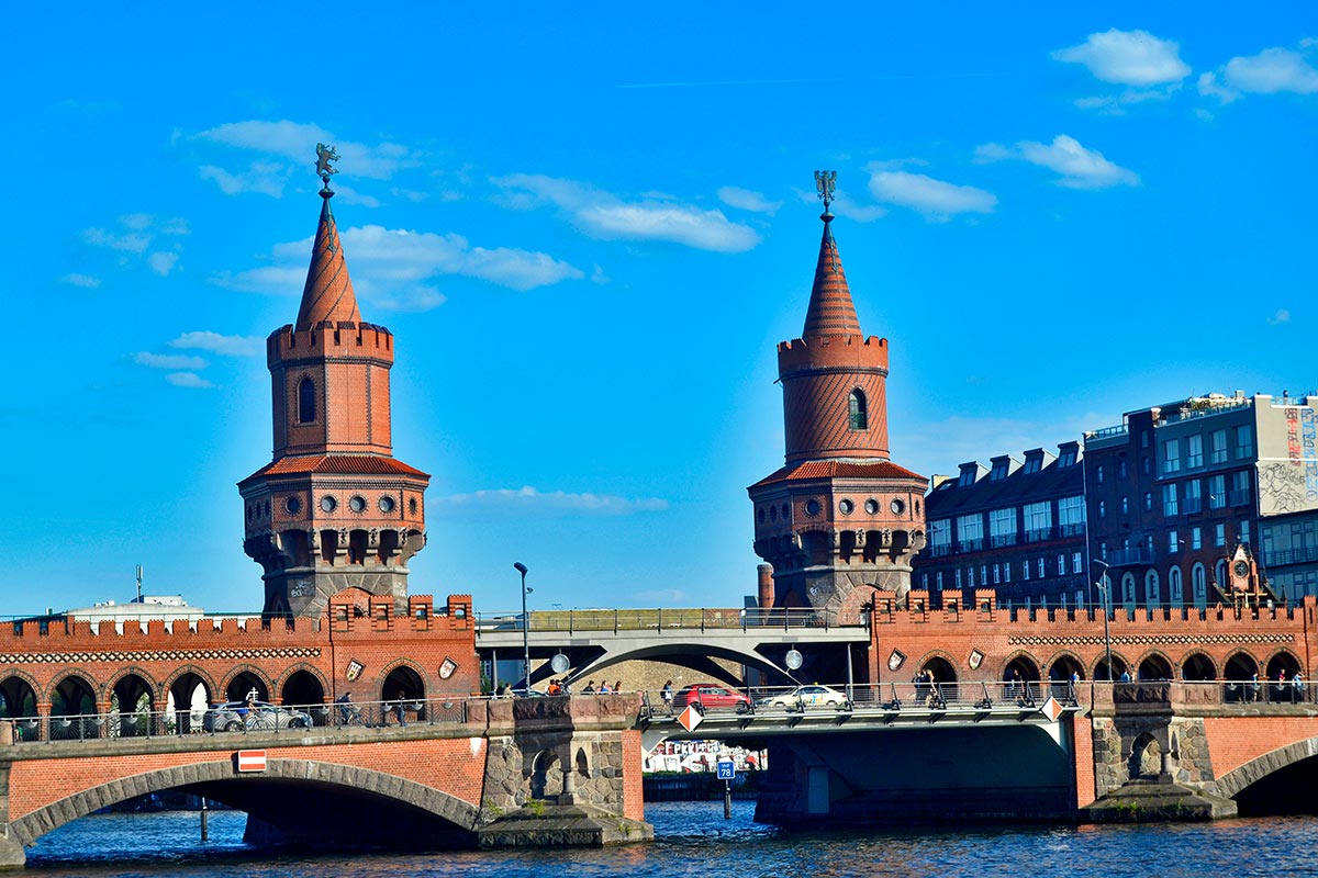 Torres ladrillo rojo Oberbaumbrucke río Spree Berlín Torres ladrillo rojo Oberbaumbrucke río Spree Berlín