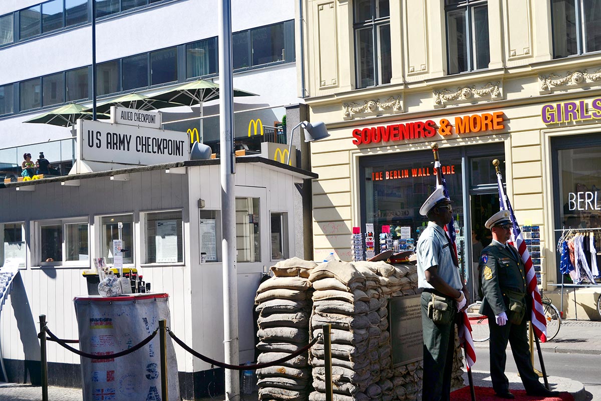 Soldados espera Checkpoint Charlie tiendas Mc Donalds Berlín Soldados espera Checkpoint Charlie tiendas Mc Donalds Berlín