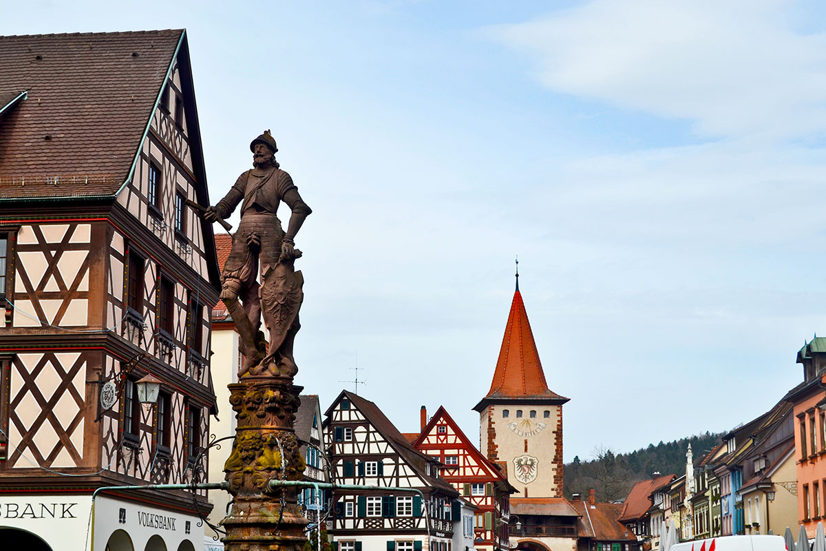Escultura bronce plaza central caballero escudo fachadas casas Gengenbach