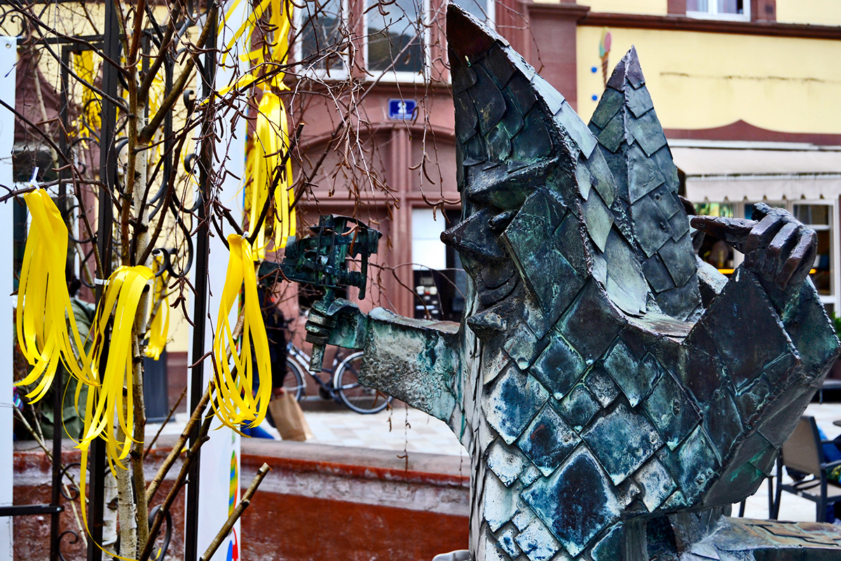 Escultura bufón cine piedra caliza centro histórico Offenburg Alemania